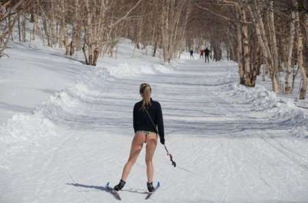 на лыжах в бикини