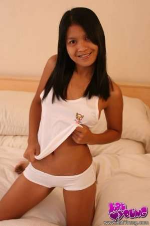 Молоденькая филиппинка в эротической фотосессии