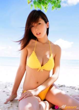 красивая китаянка в желтом купальнике
