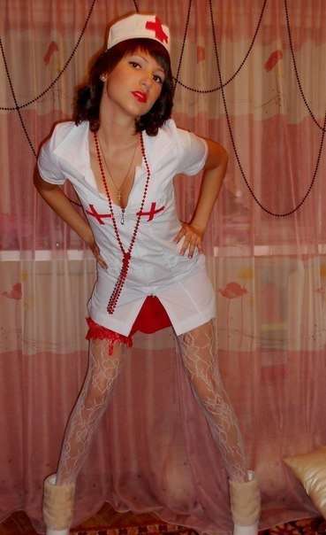 Шаловливая медсестра с красивой киской 
