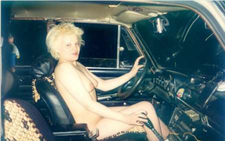 голая девушка в авто