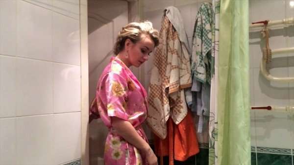 Кристина Иванова эротично моется в ванне