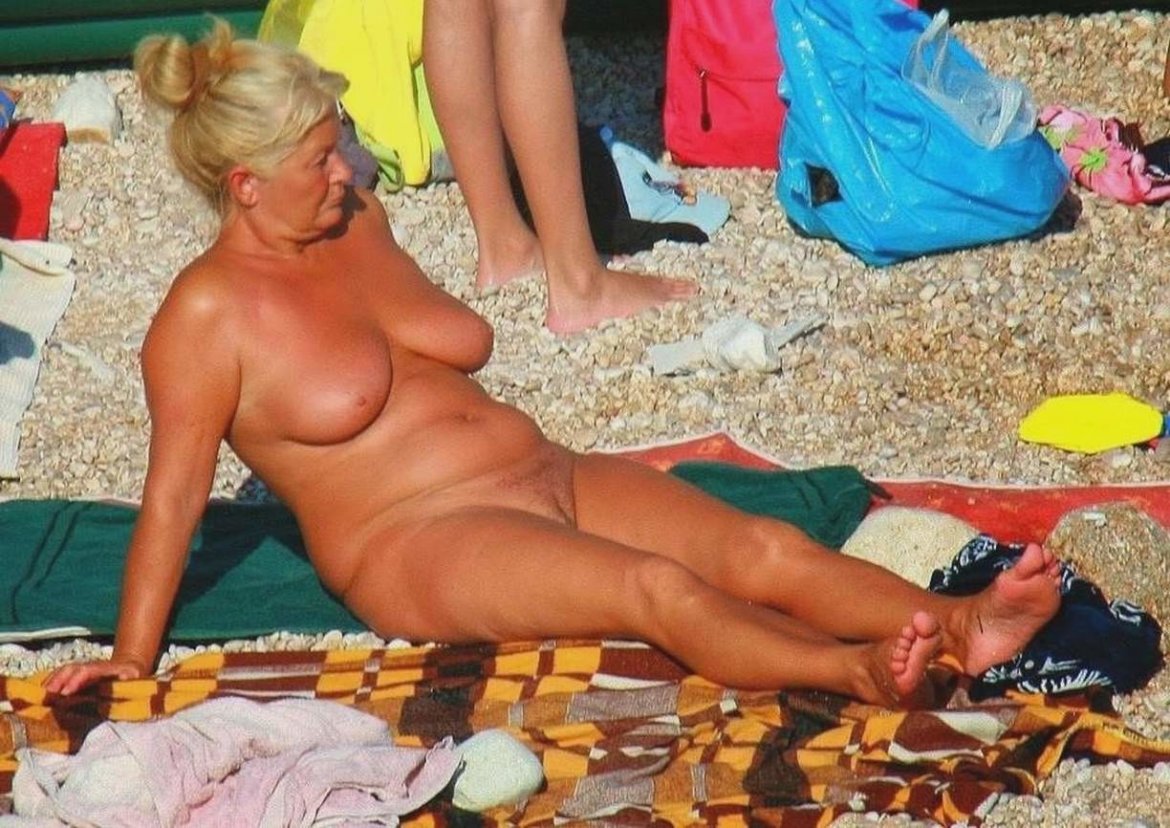 бабушка голая на пляже фото фото 81