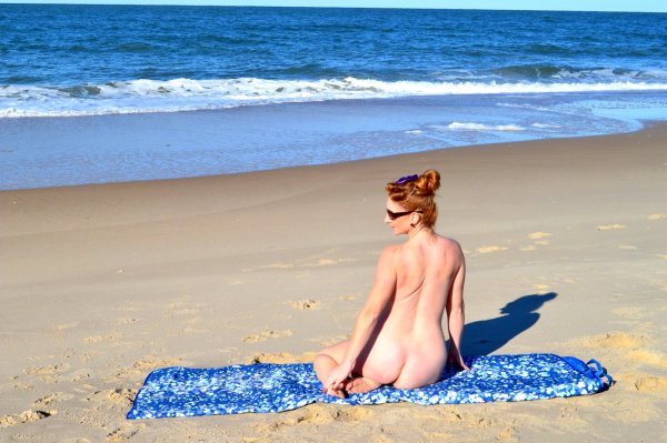  Зрелая женщина позирует на пляже