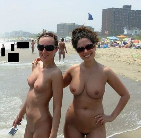 Обнаженные дамы на пляже