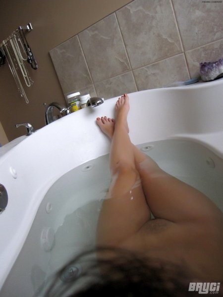 Грудастая крошка принимает ванну