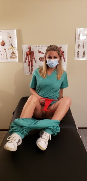 Молодая медсестра устроила фотосессию в кабинете
