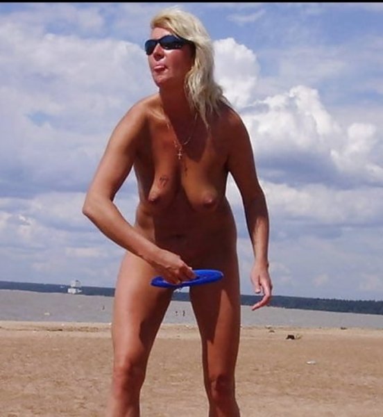 Blond Milf with her Pussy on the Beach